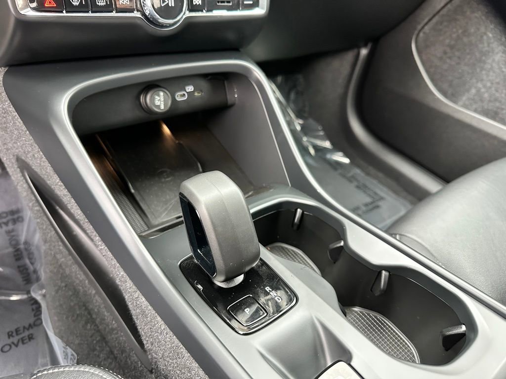 Used 2025 Volvo XC40 B5 Core image 17