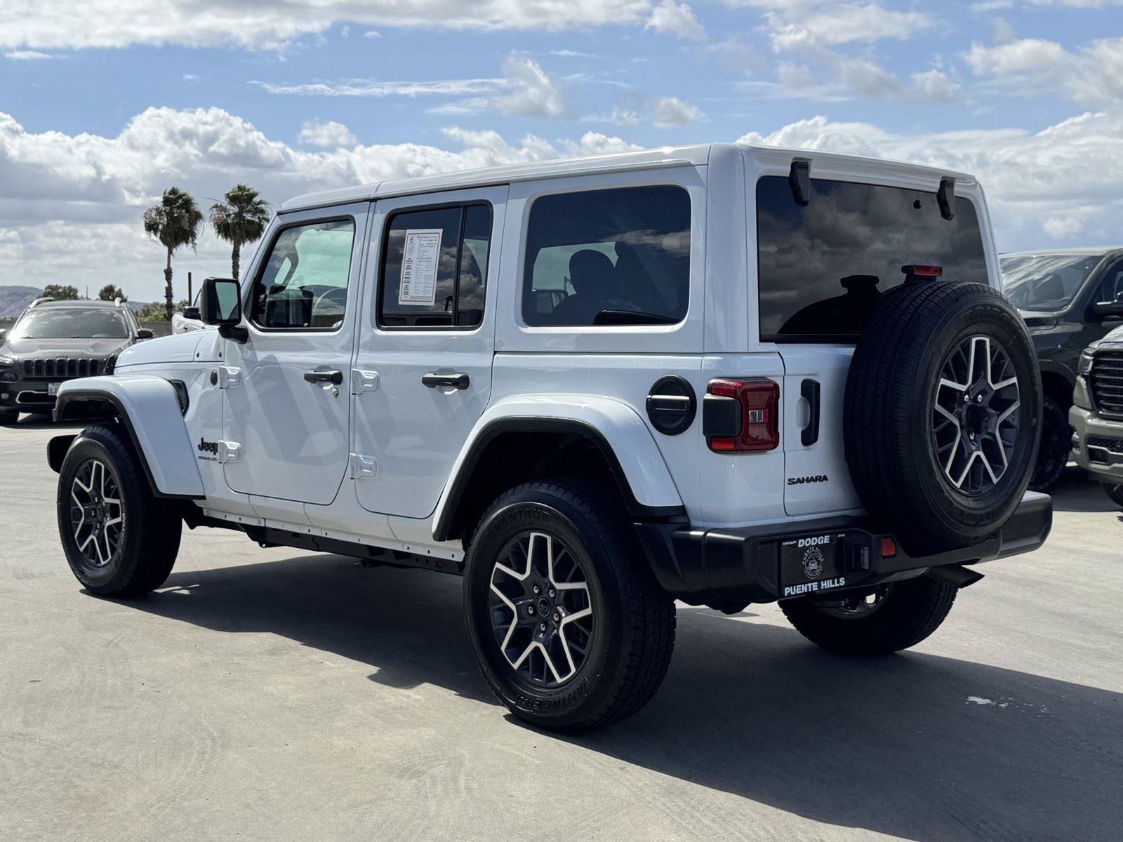 Used 2025 Jeep Wrangler Unlimited Sahara AWD/4WD image 5