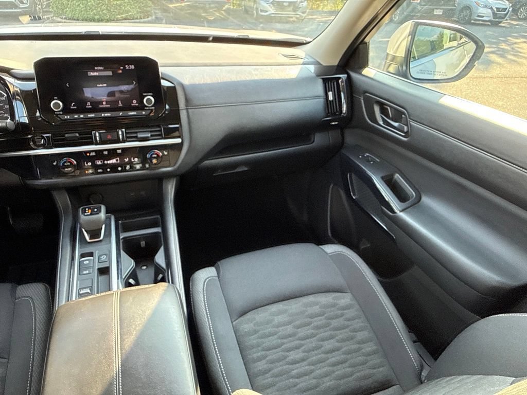 Used 2025 Nissan Pathfinder SV FWD image 34