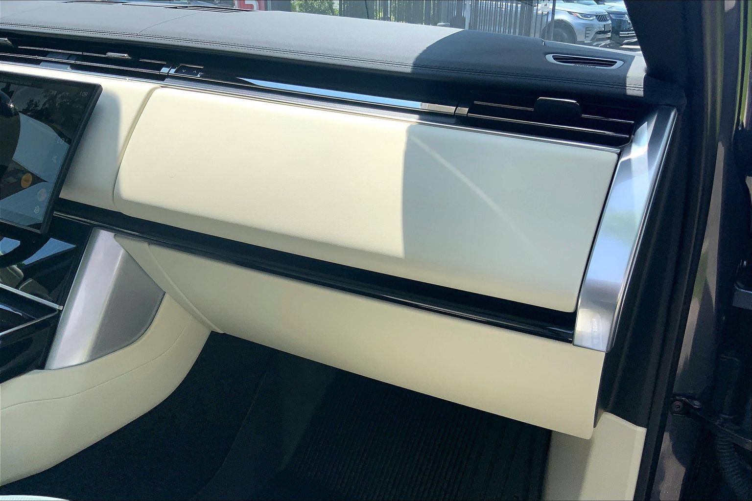 Certified 2025 Land Rover Range Rover SE AWD/4WD image 18