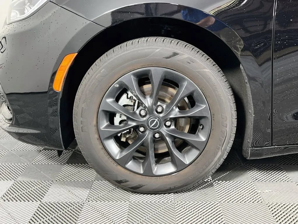 Used 2025 Chrysler Pacifica Select w/ Fav Edition Package FWD image 32