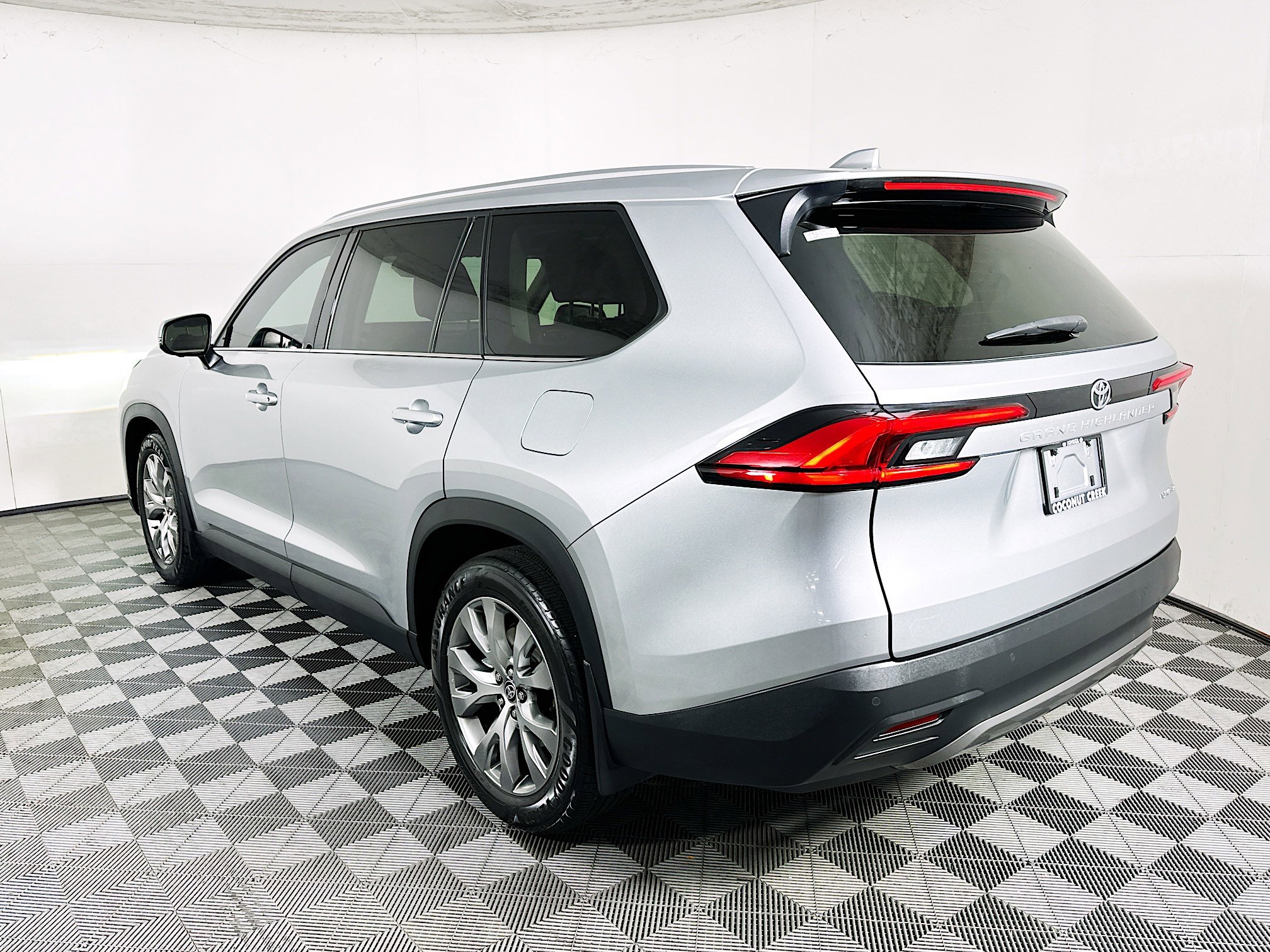 Used 2024 Toyota Grand Highlander Limited image 5