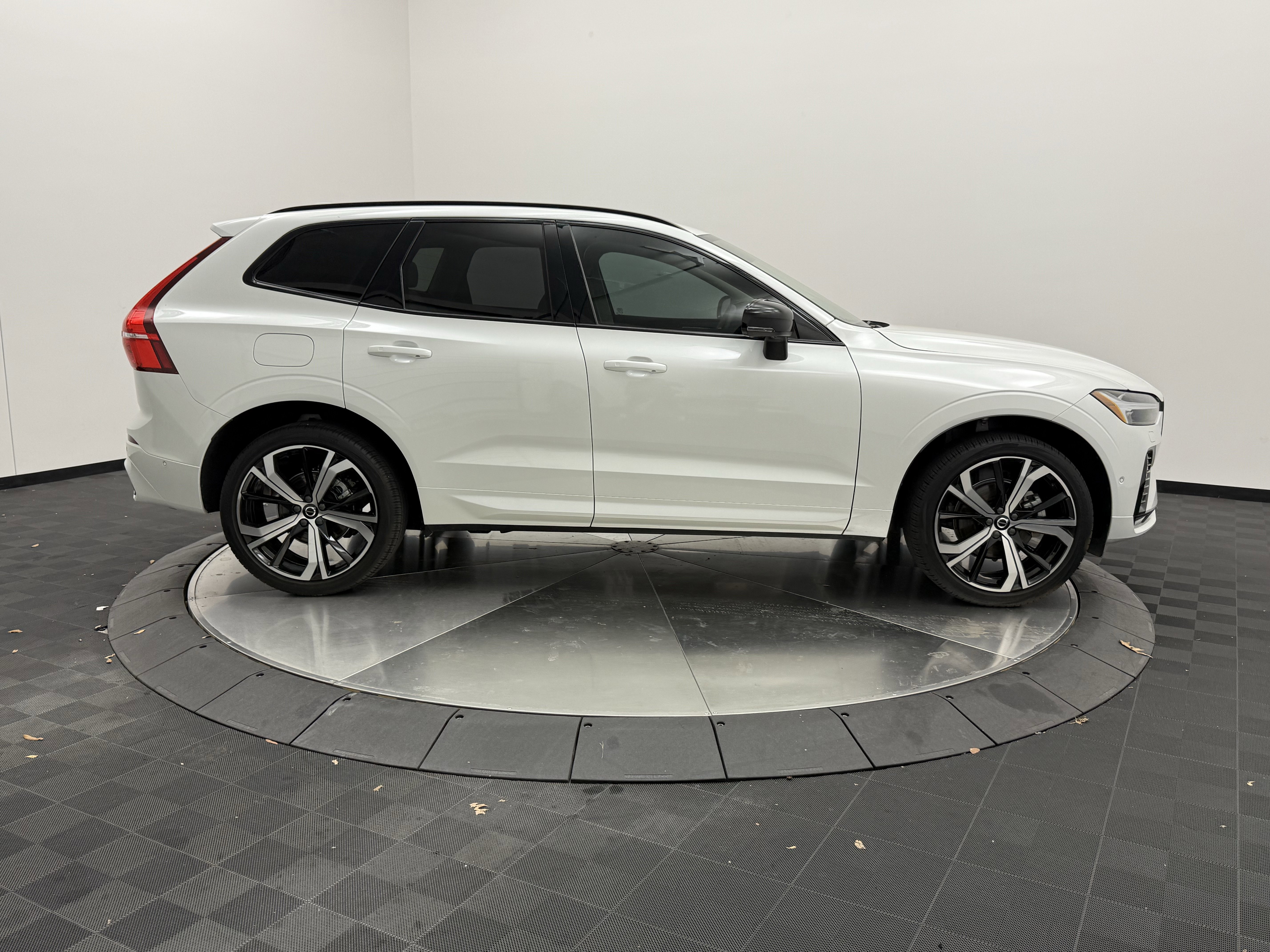 Certified 2024 Volvo XC60 B5 Ultimate w/ Protection Package Premier image 8
