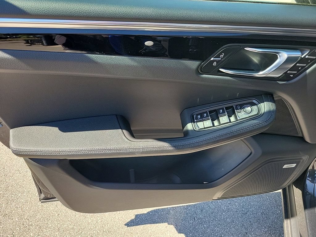 Certified 2025 Porsche Macan AWD/4WD image 24
