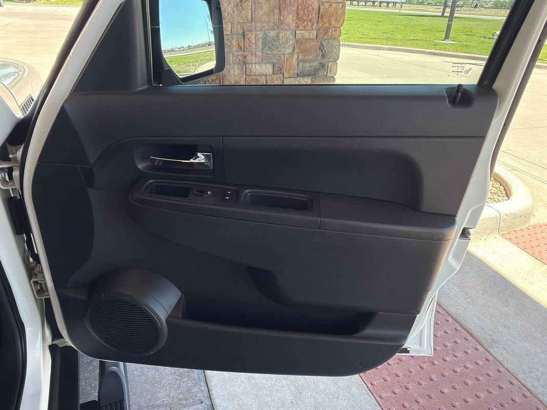 Used 2009 Jeep Liberty Sport w/ Popular Equipment Group AWD/4WD image 18