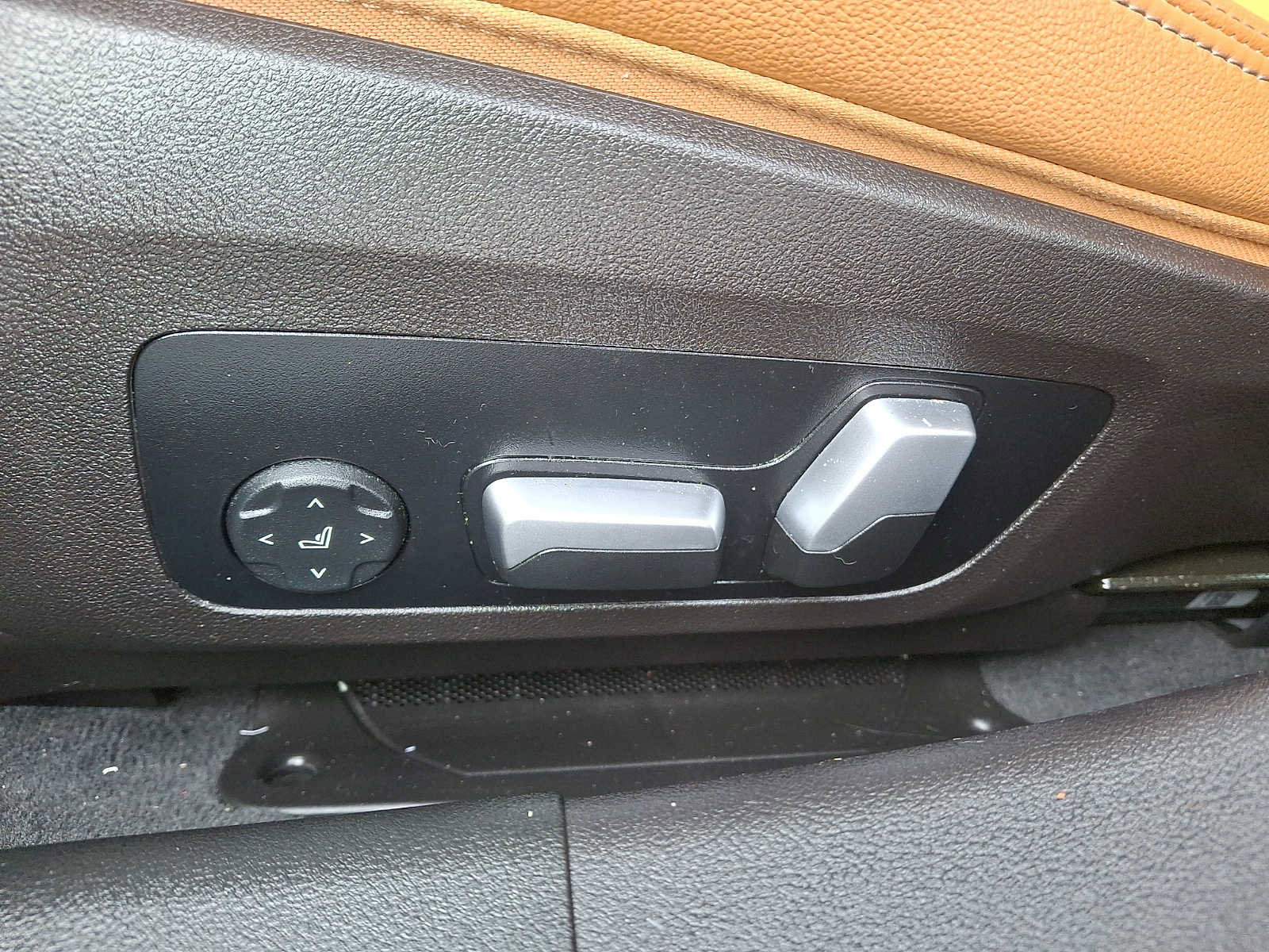 Used 2023 BMW 330i xDrive Sedan w/ Premium Package image 9