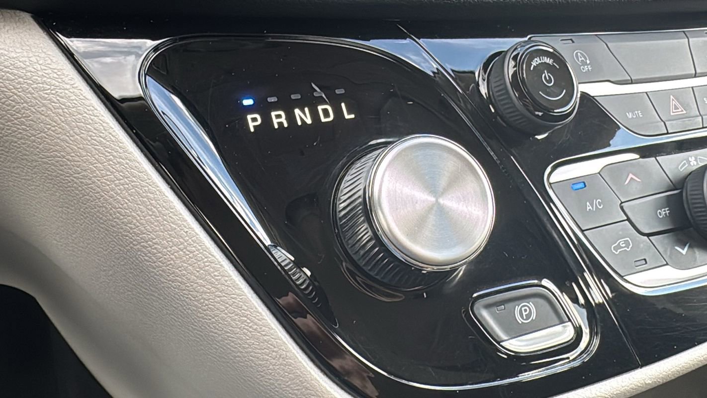 Used 2023 Chrysler Voyager LX image 28