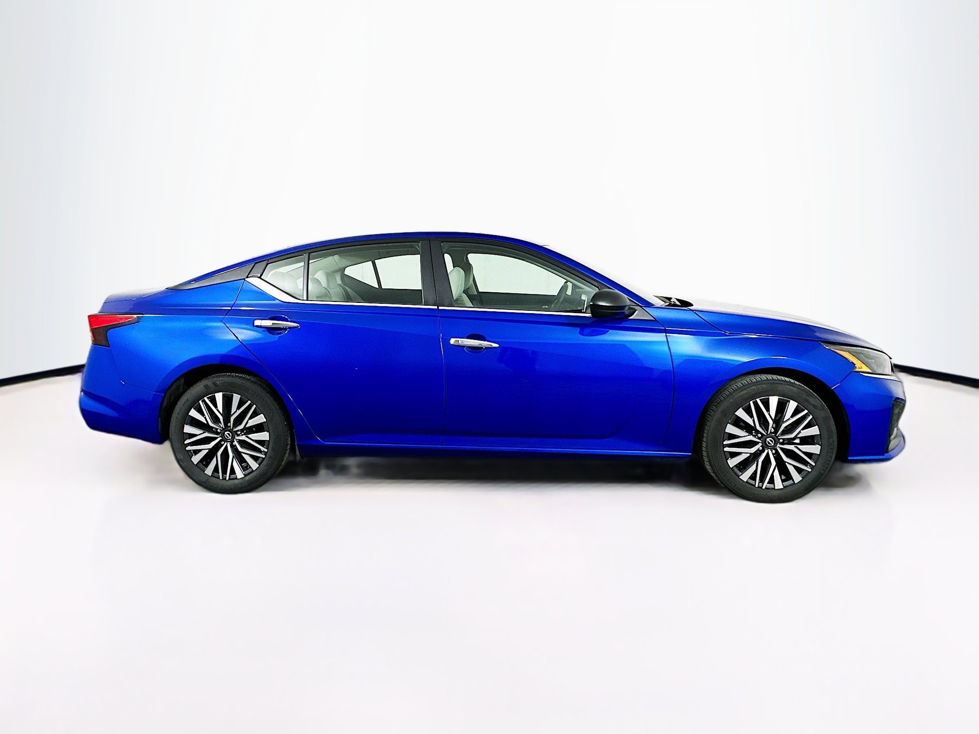 Used 2025 Nissan Altima 2.5 SV image 10