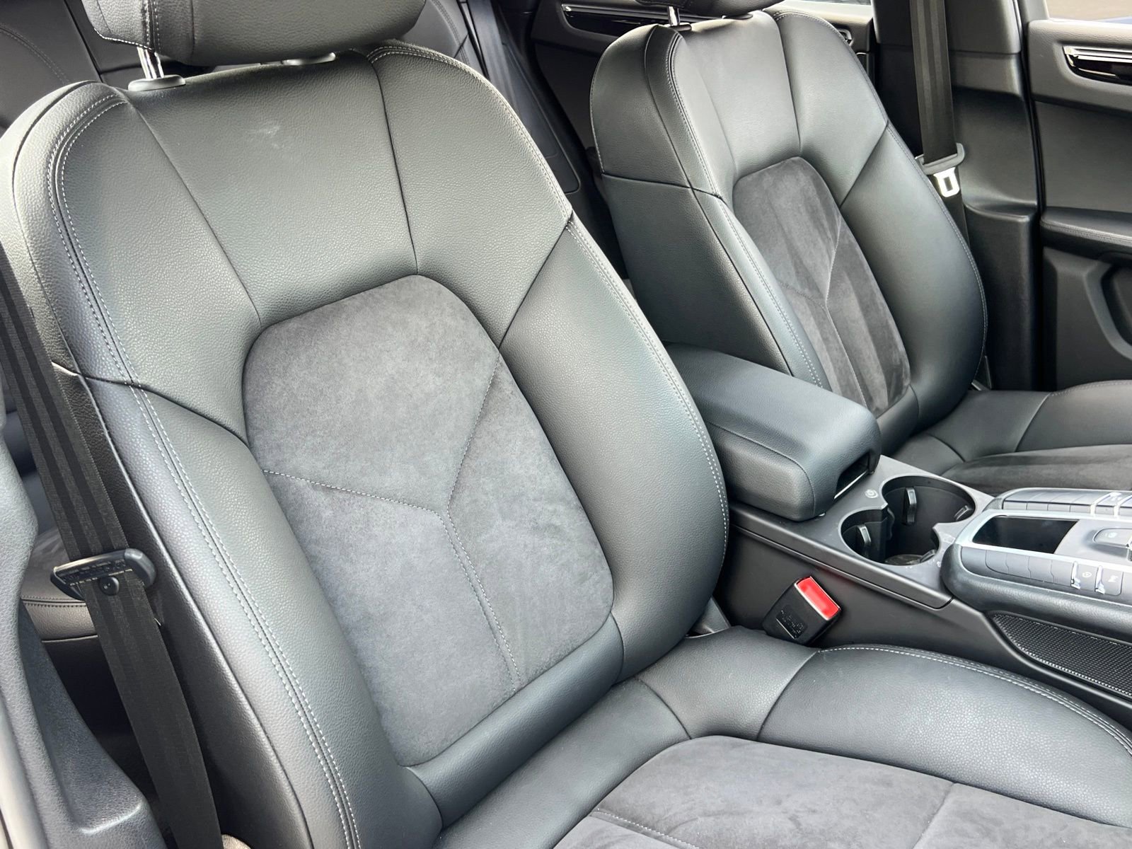 Certified 2020 Porsche Macan image 16