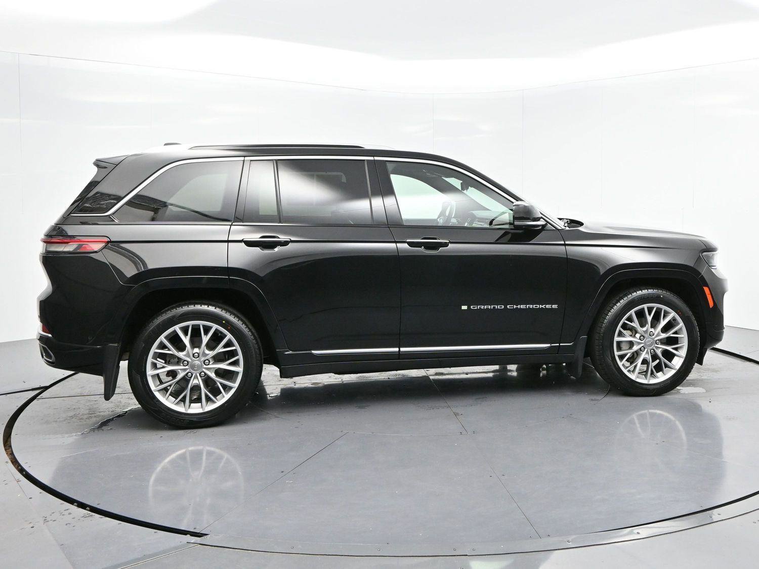 Used 2023 Jeep Grand Cherokee Summit w/ Adv Protech Group IV AWD/4WD image 8