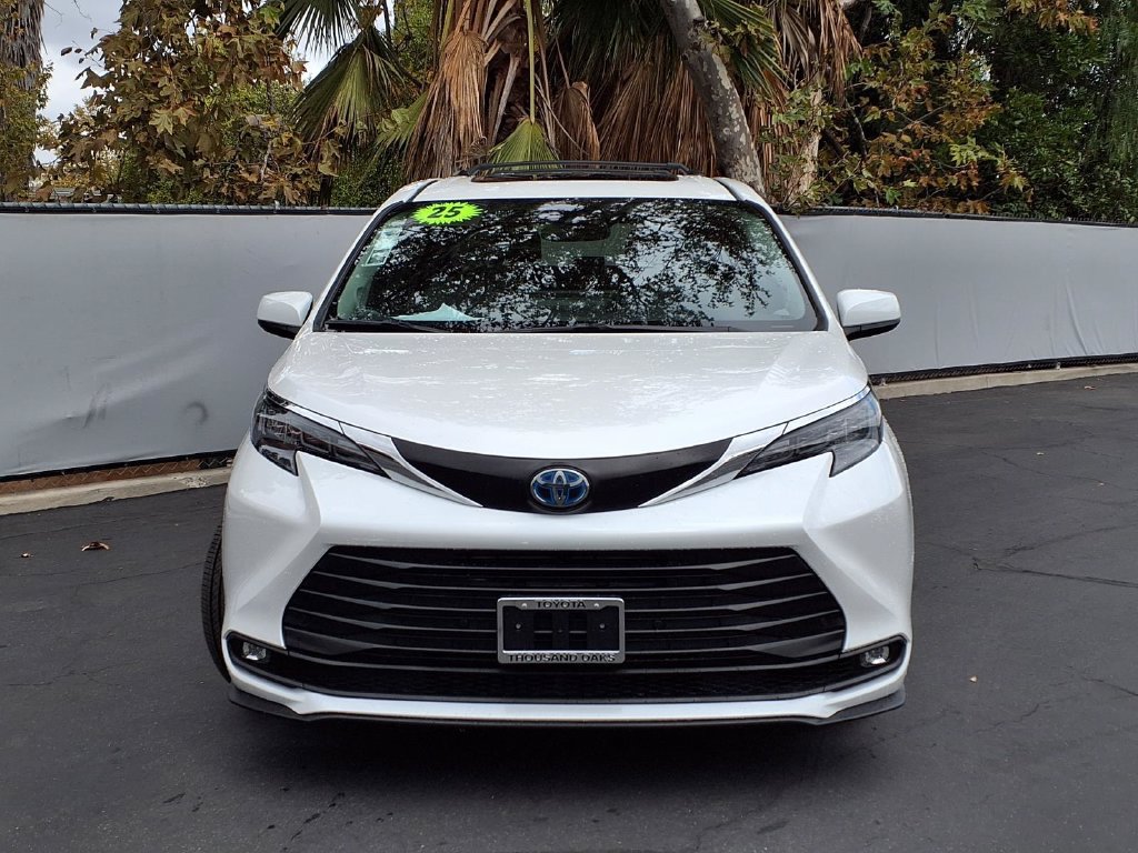 Used 2025 Toyota Sienna XLE w/ XLE Plus Package AWD/4WD image 2