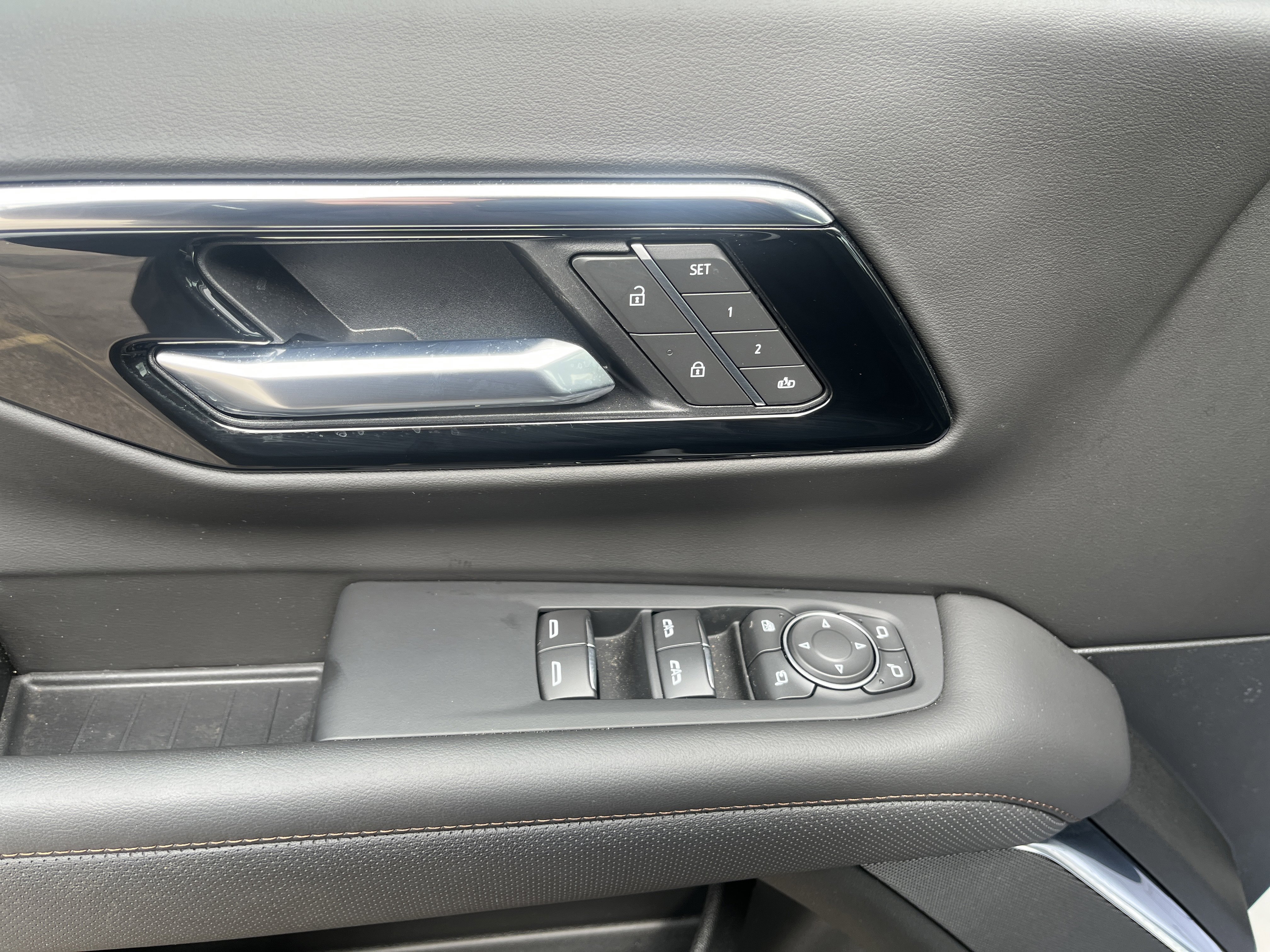 Used 2025 Chevrolet Tahoe High Country image 12