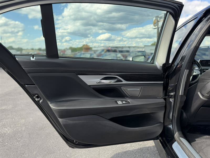 Used 2018 BMW 750i RWD image 32