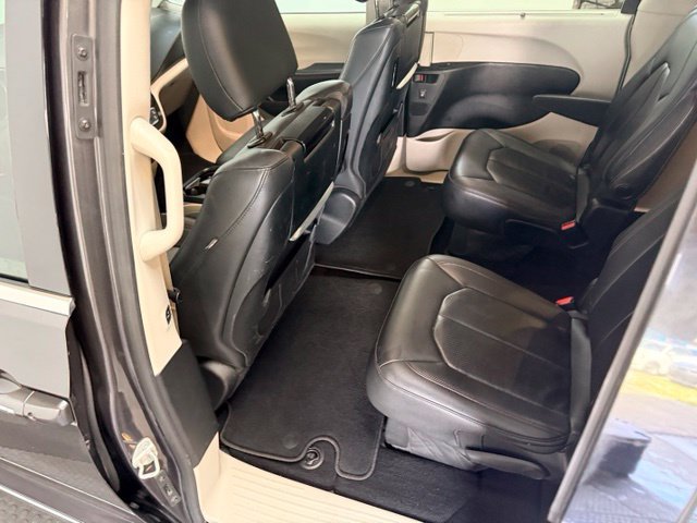 Used 2018 Chrysler Pacifica Touring-L Plus w/ Advanced Safetytec Group FWD image 26