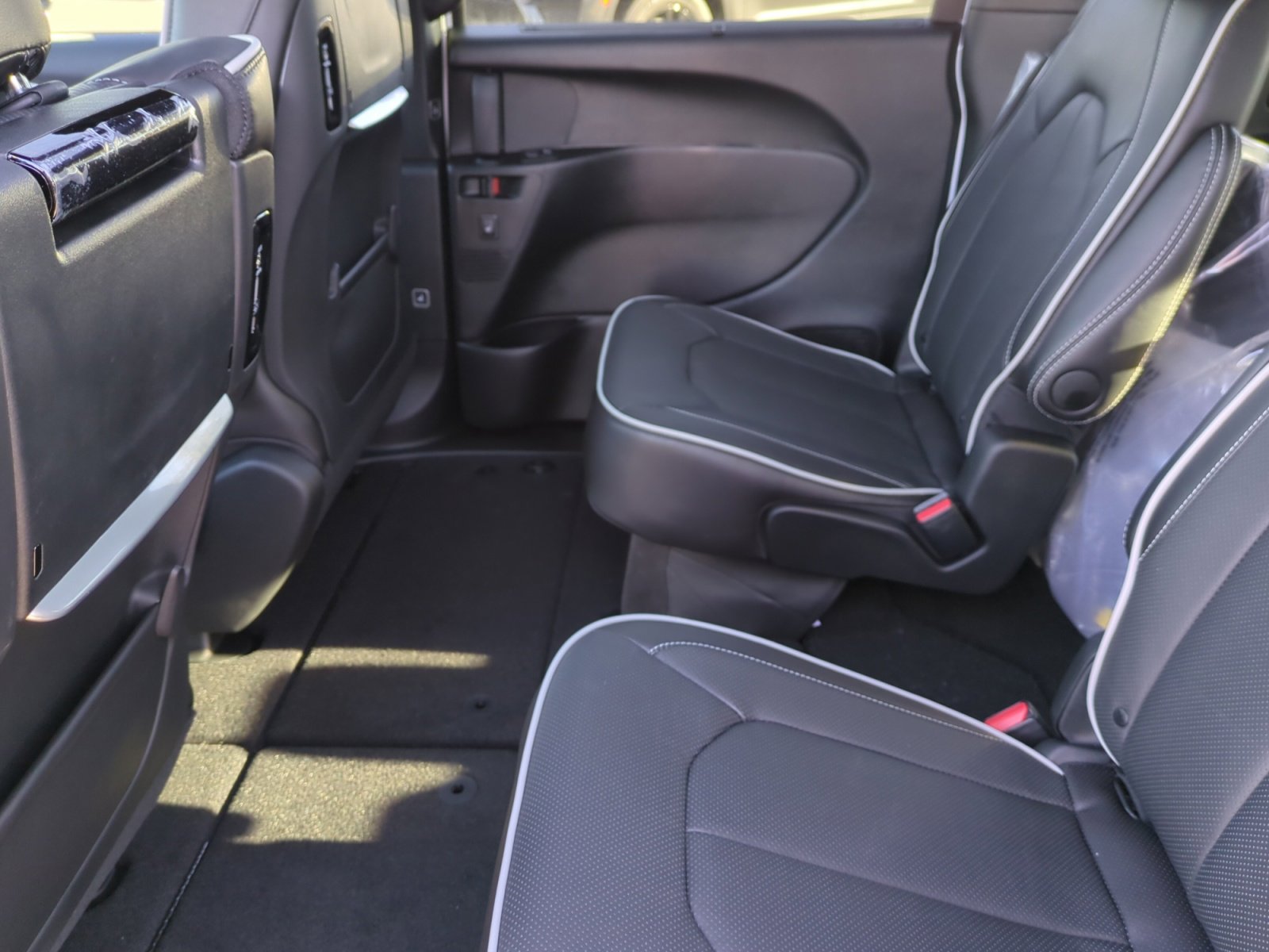 New 2026 Chrysler Pacifica Limited w/ Uconnect Theater Family Group image 17