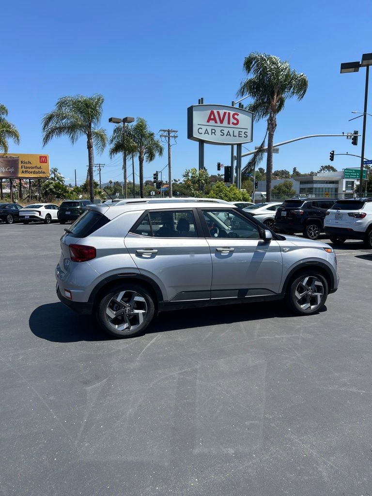Used 2025 Hyundai Venue SEL FWD image 4