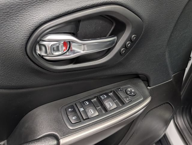 Used 2019 Jeep Cherokee Limited w/ Luxury Group AWD/4WD image 15