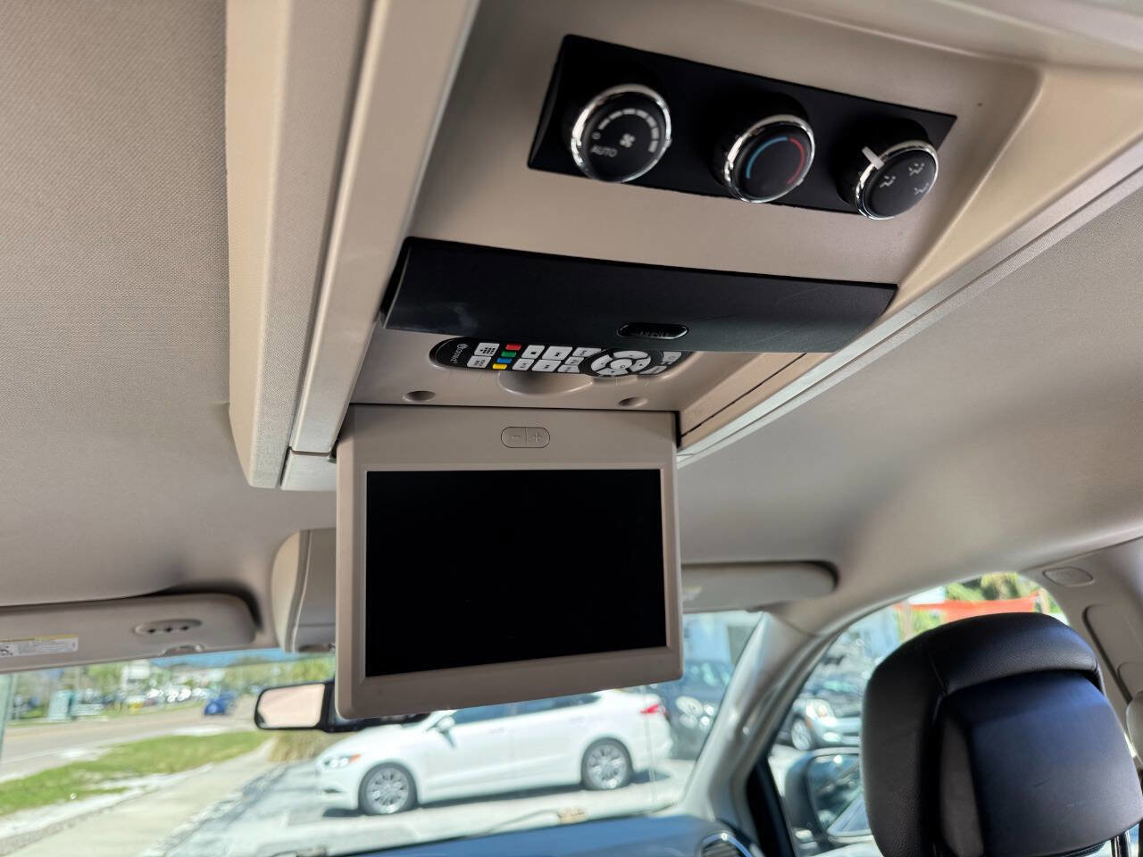 Used 2016 Chrysler Town & Country Touring image 18