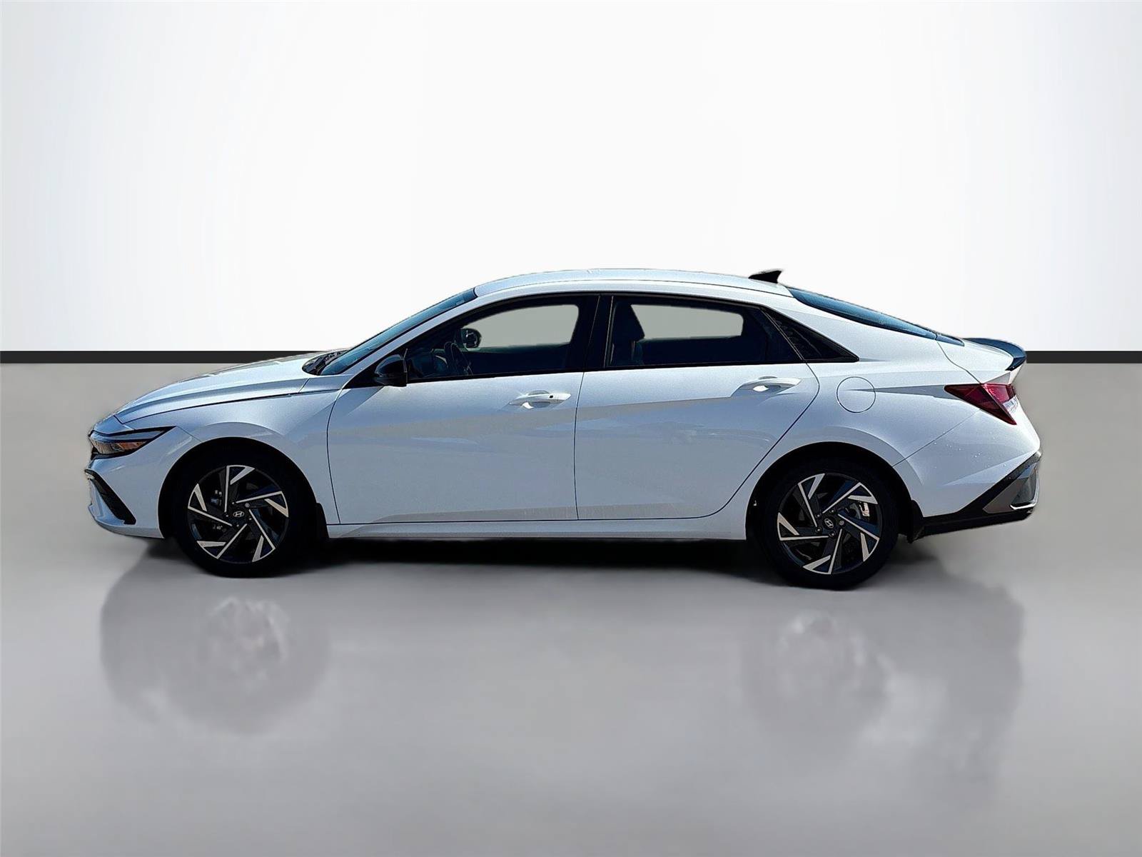 Certified 2025 Hyundai Elantra Sport FWD image 8