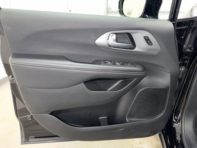 Used 2025 Chrysler Pacifica Select image 10