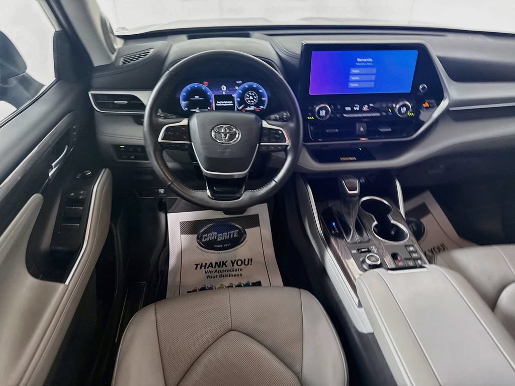 Certified 2025 Toyota Highlander Platinum AWD/4WD image 22