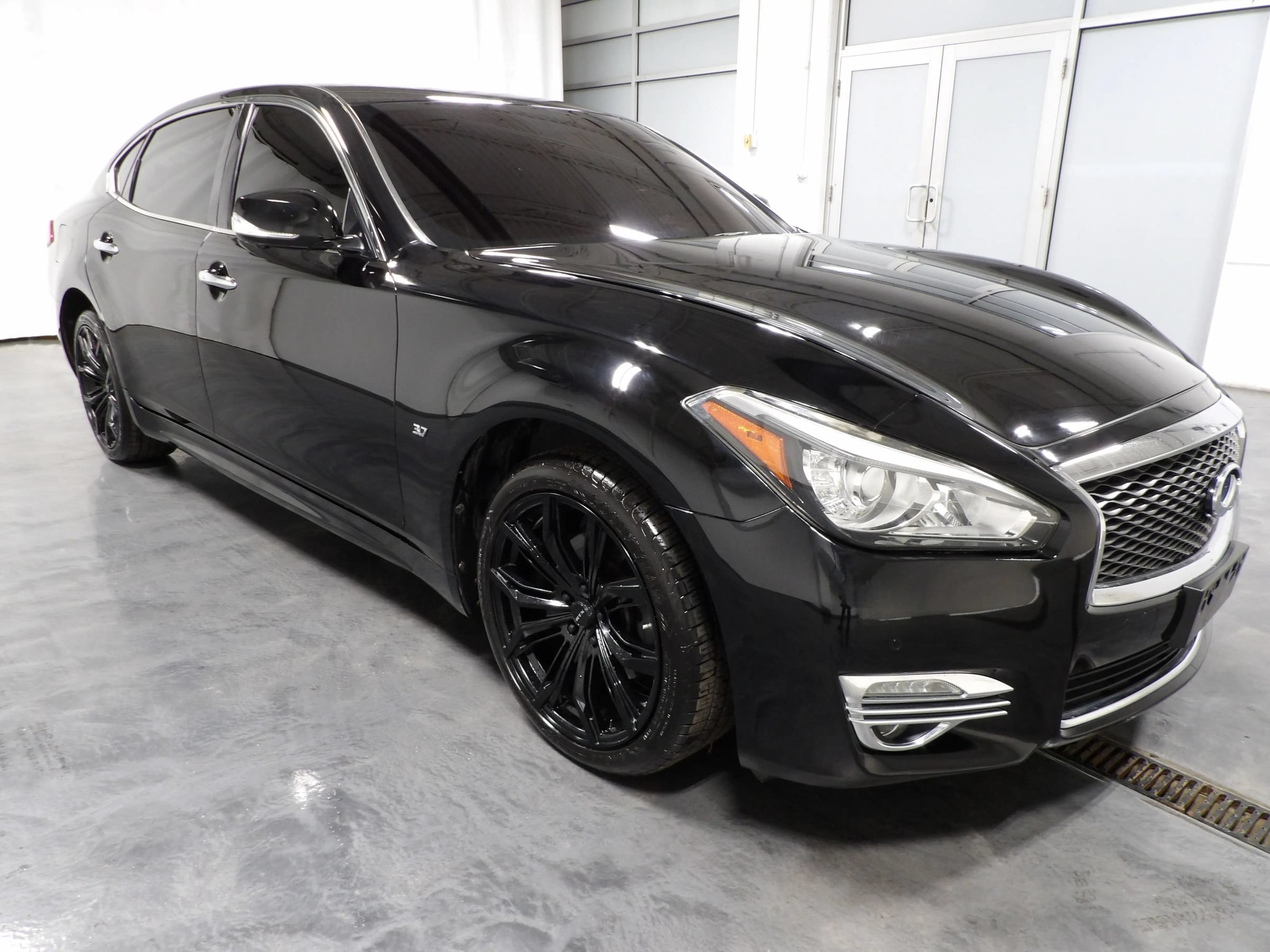 Used 2016 INFINITI Q70 L 3.7 w/ Technology Package AWD/4WD image 2