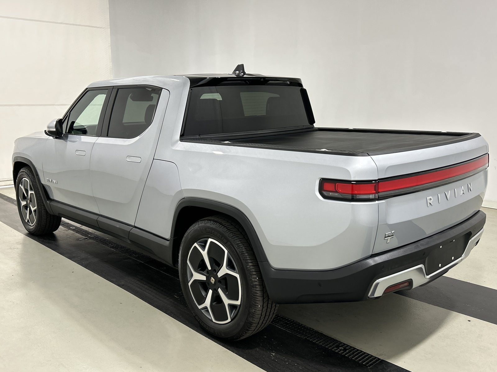 Used 2024 Rivian R1T Adventure Dual AWD/4WD image 3