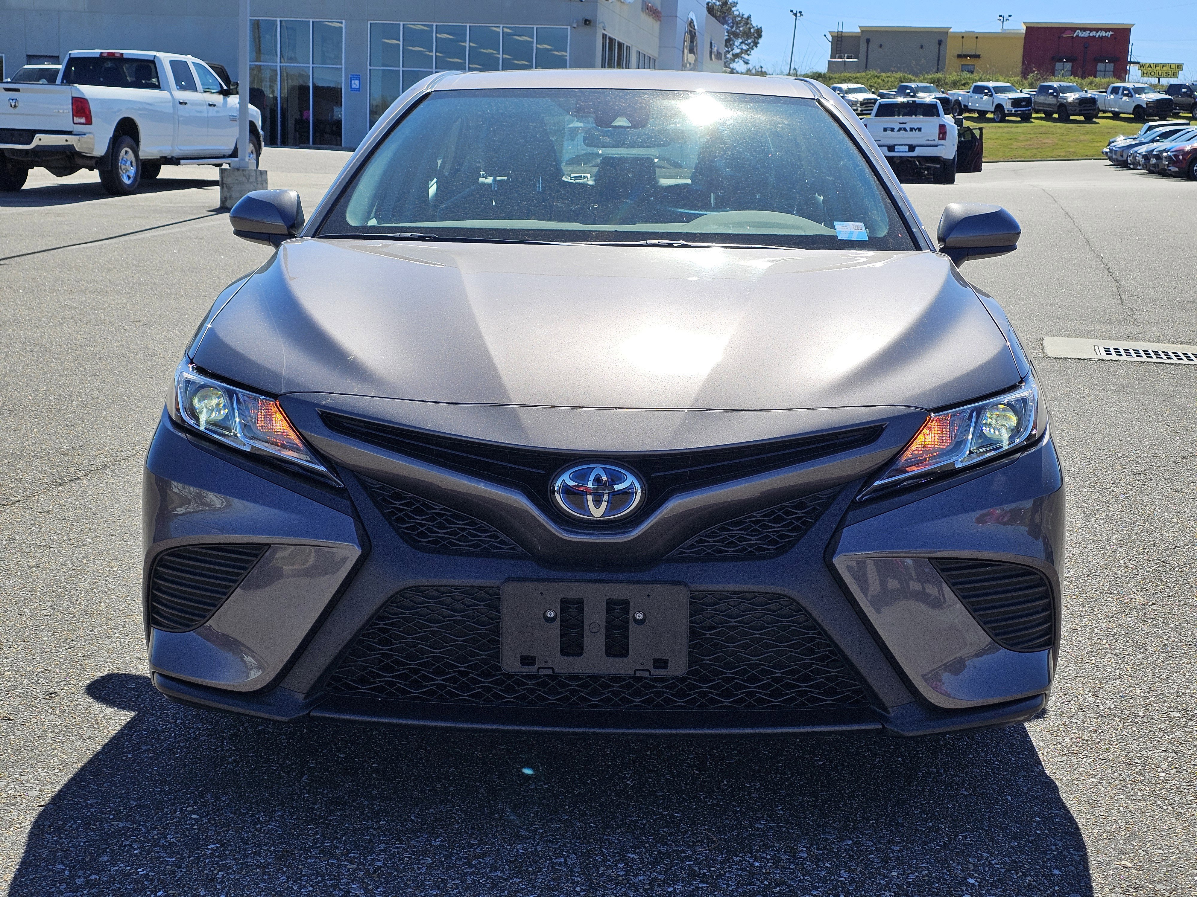 Used 2020 Toyota Camry SE image 2