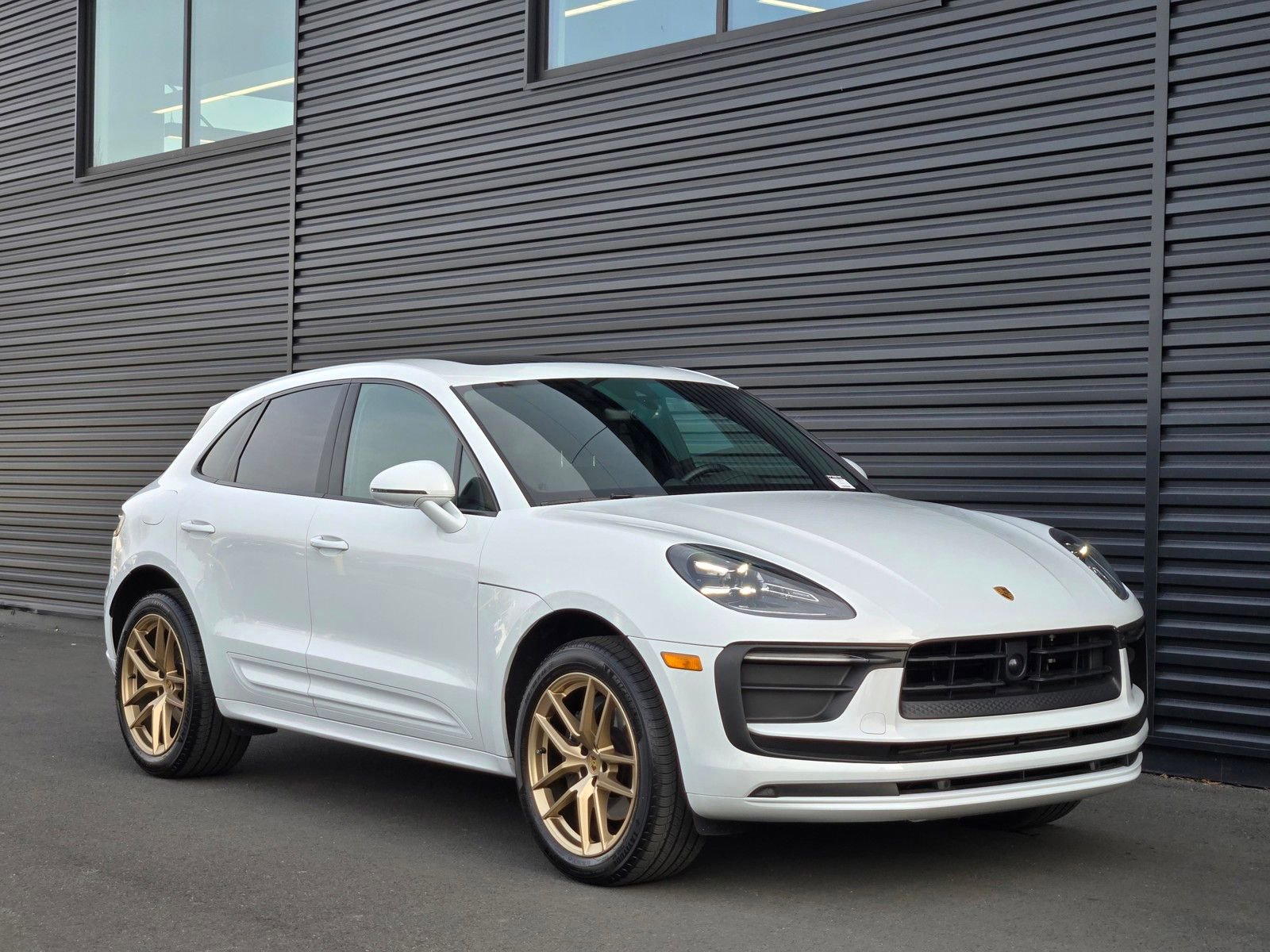 Used 2025 Porsche Macan AWD/4WD image 9