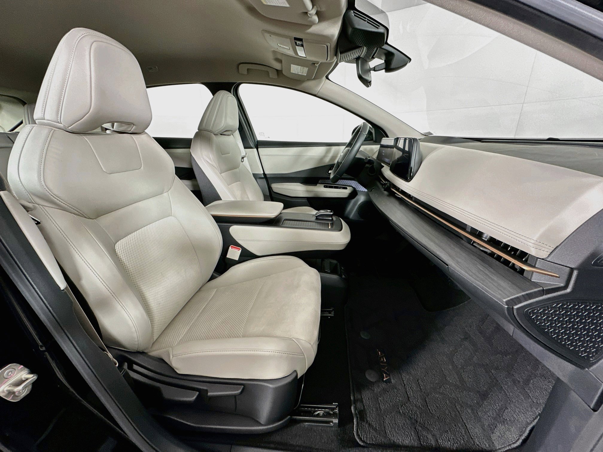 Used 2023 Nissan Ariya FWD image 31