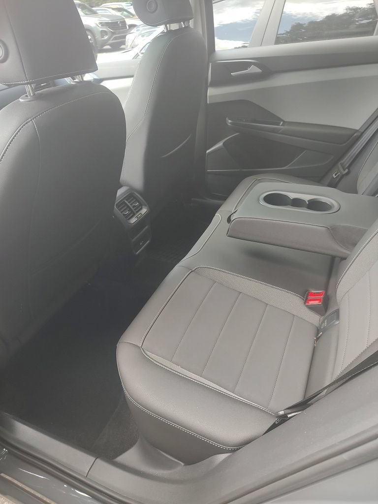 Used 2023 Volkswagen Taos SE w/ Panoramic Sunroof Package FWD image 7