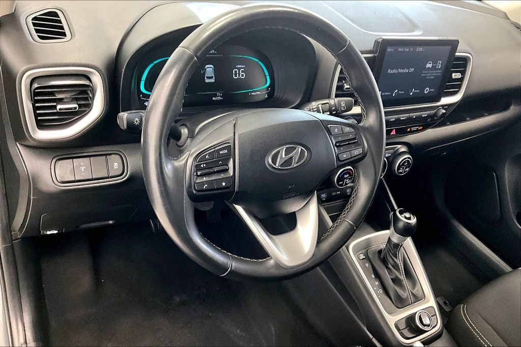 Used 2025 Hyundai Venue SEL FWD image 13