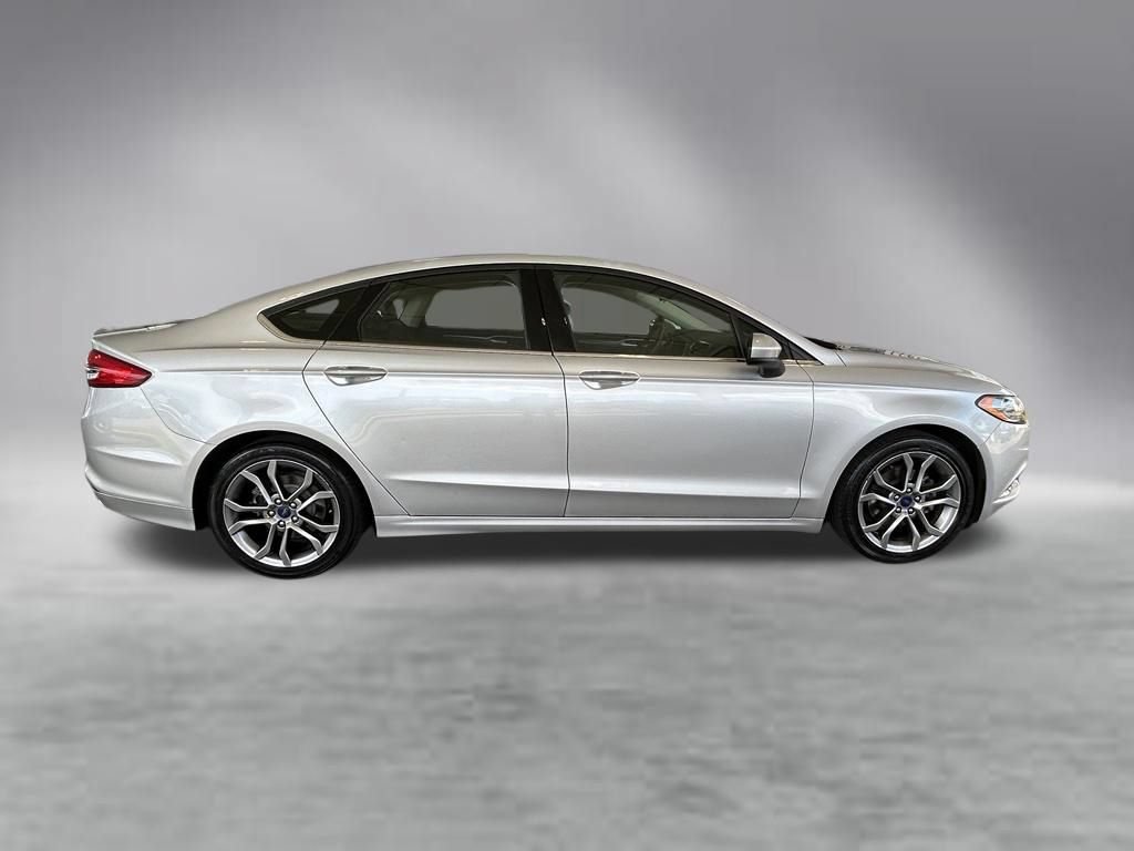 Used 2017 Ford Fusion SE w/ Equipment Group 201A FWD image 3