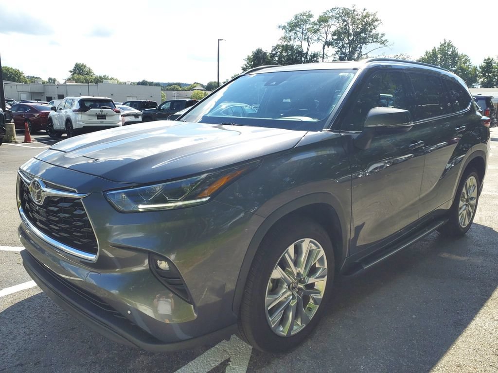 Used 2023 Toyota Highlander Limited FWD image 3