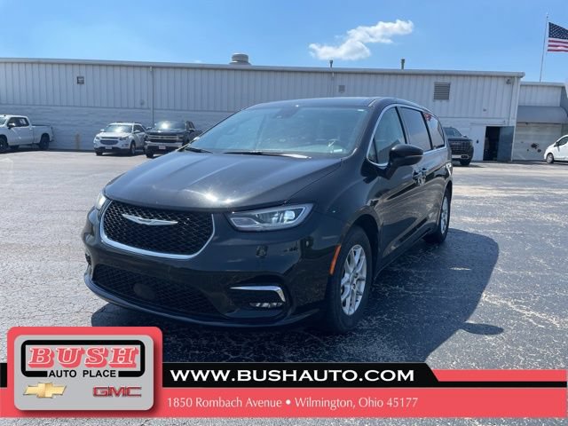 Used 2023 Chrysler Pacifica Touring-L FWD image 2