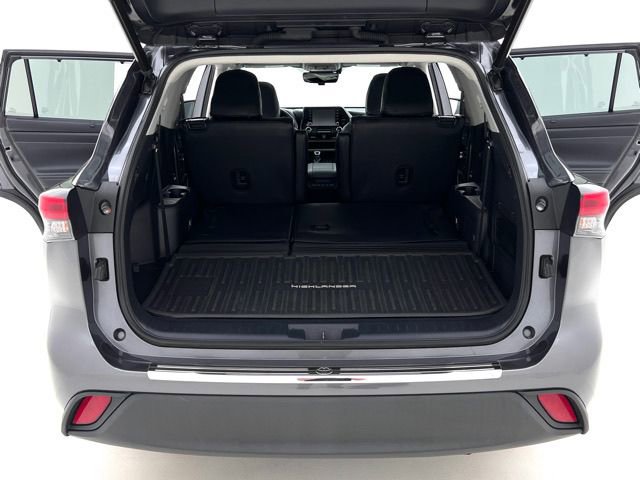 Used 2021 Toyota Highlander XLE image 25