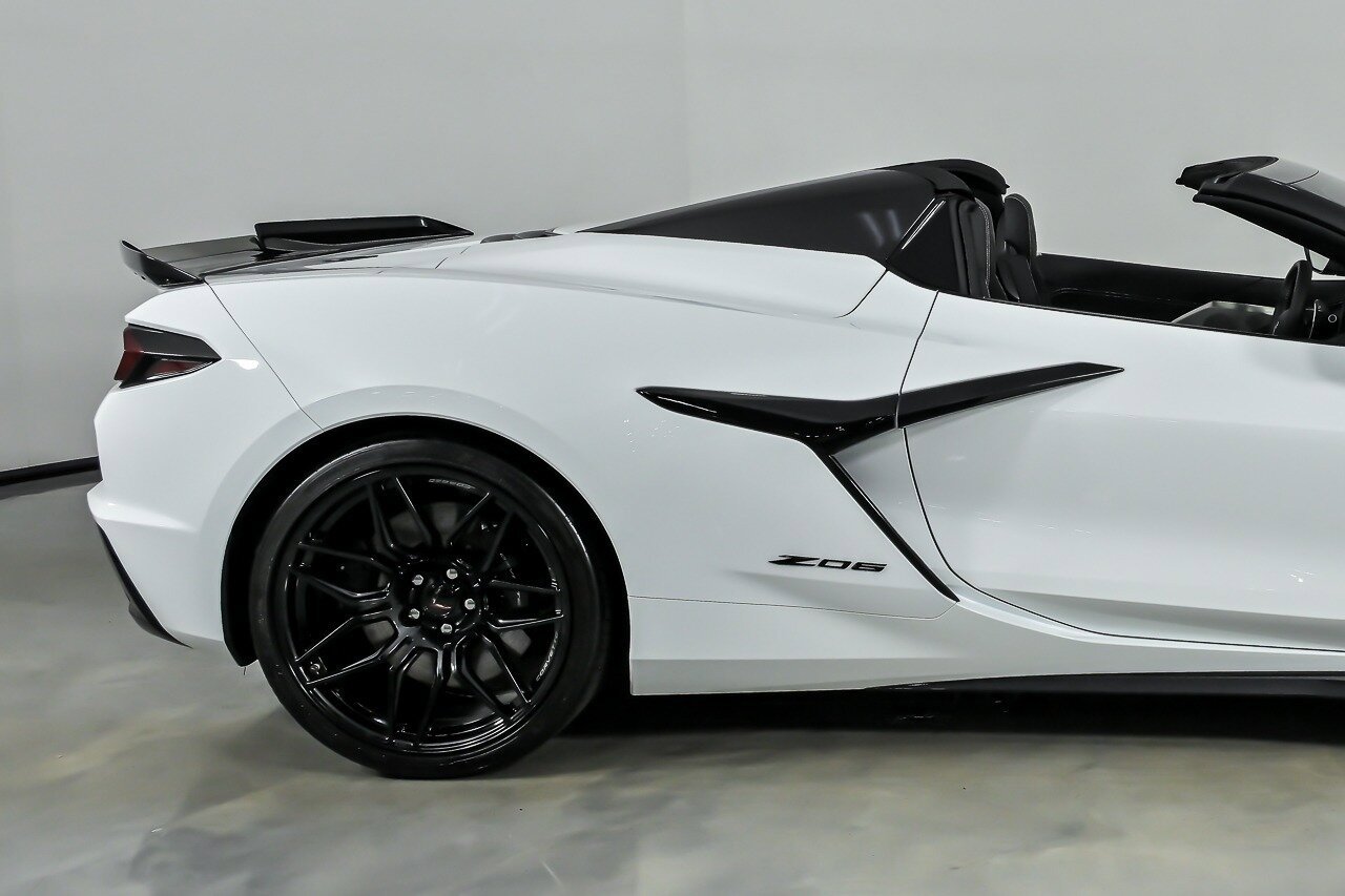 Used 2024 Chevrolet Corvette Z06 RWD image 13