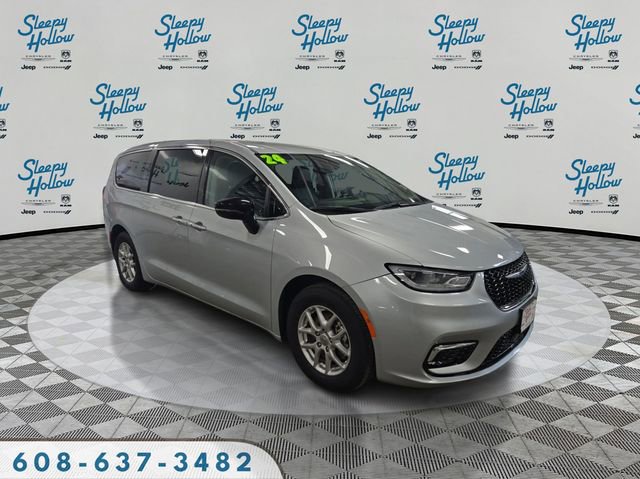 Used 2024 Chrysler Pacifica Touring-L image 3