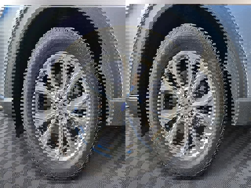 Used 2021 Ford Explorer XLT w/ Equipment Group 202A image 8