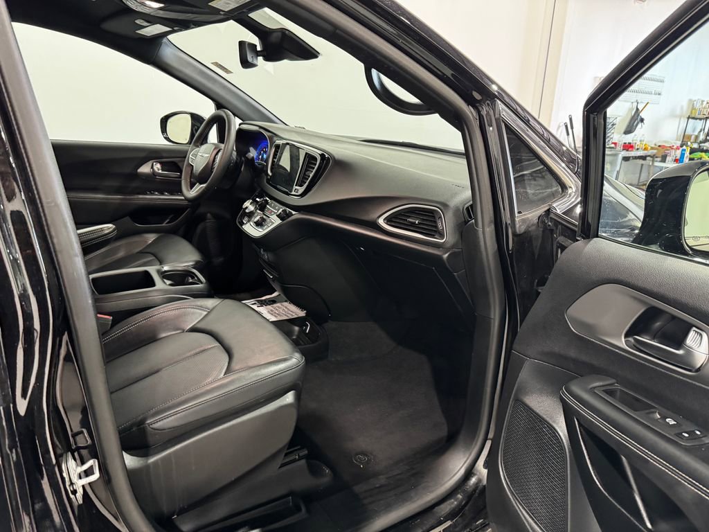 Used 2025 Chrysler Pacifica Select FWD image 23