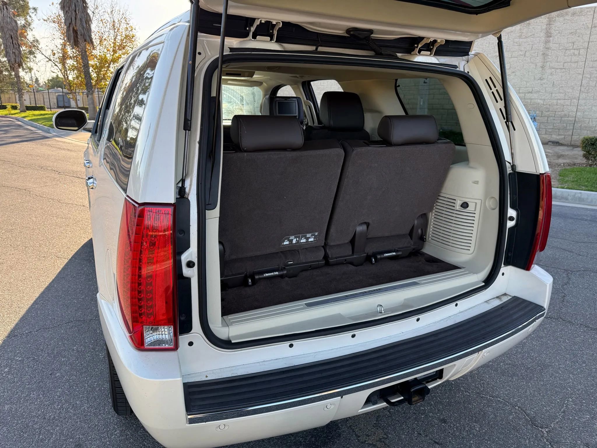 Used 2013 Cadillac Escalade Platinum image 26