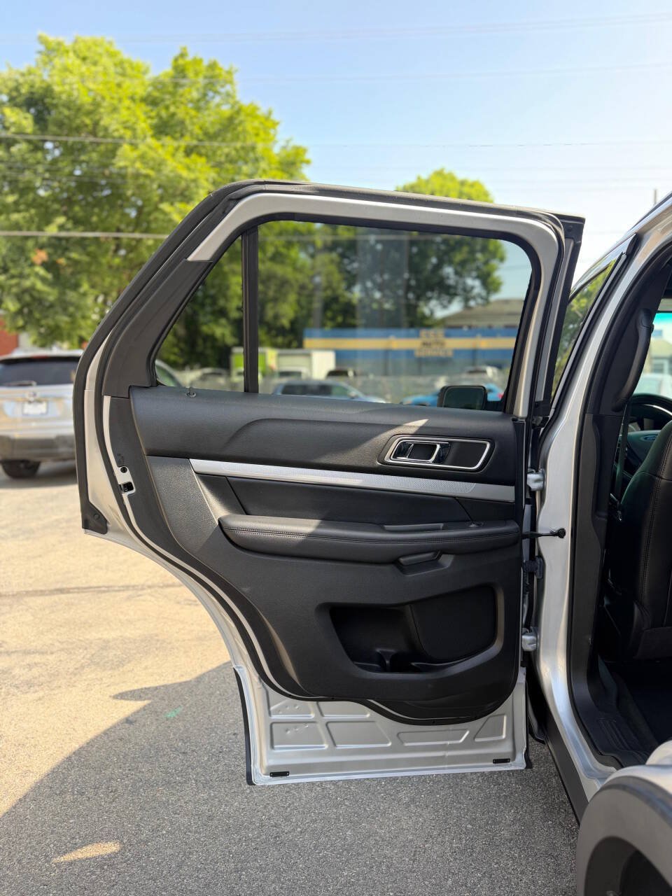 Used 2016 Ford Explorer XLT w/ Equipment Group 202A AWD/4WD image 11