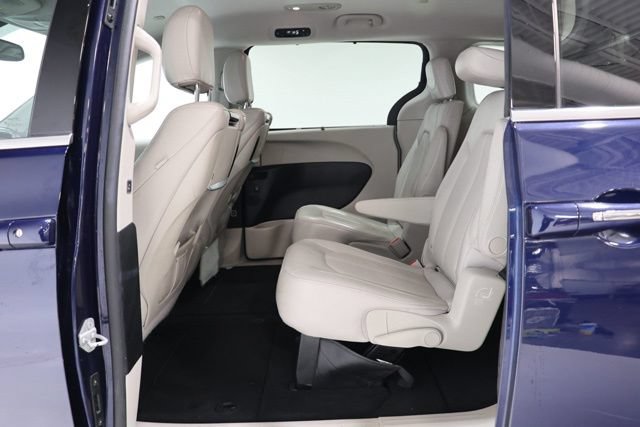 Used 2017 Chrysler Pacifica Touring-L Plus w/ Advanced Safetytec Group FWD image 28
