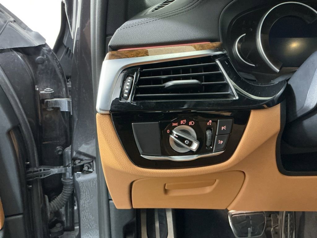 Used 2018 BMW M550i xDrive w/ Dynamic Handling Package image 18