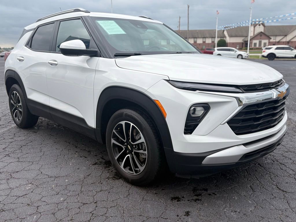 Used 2025 Chevrolet TrailBlazer LT FWD image 3