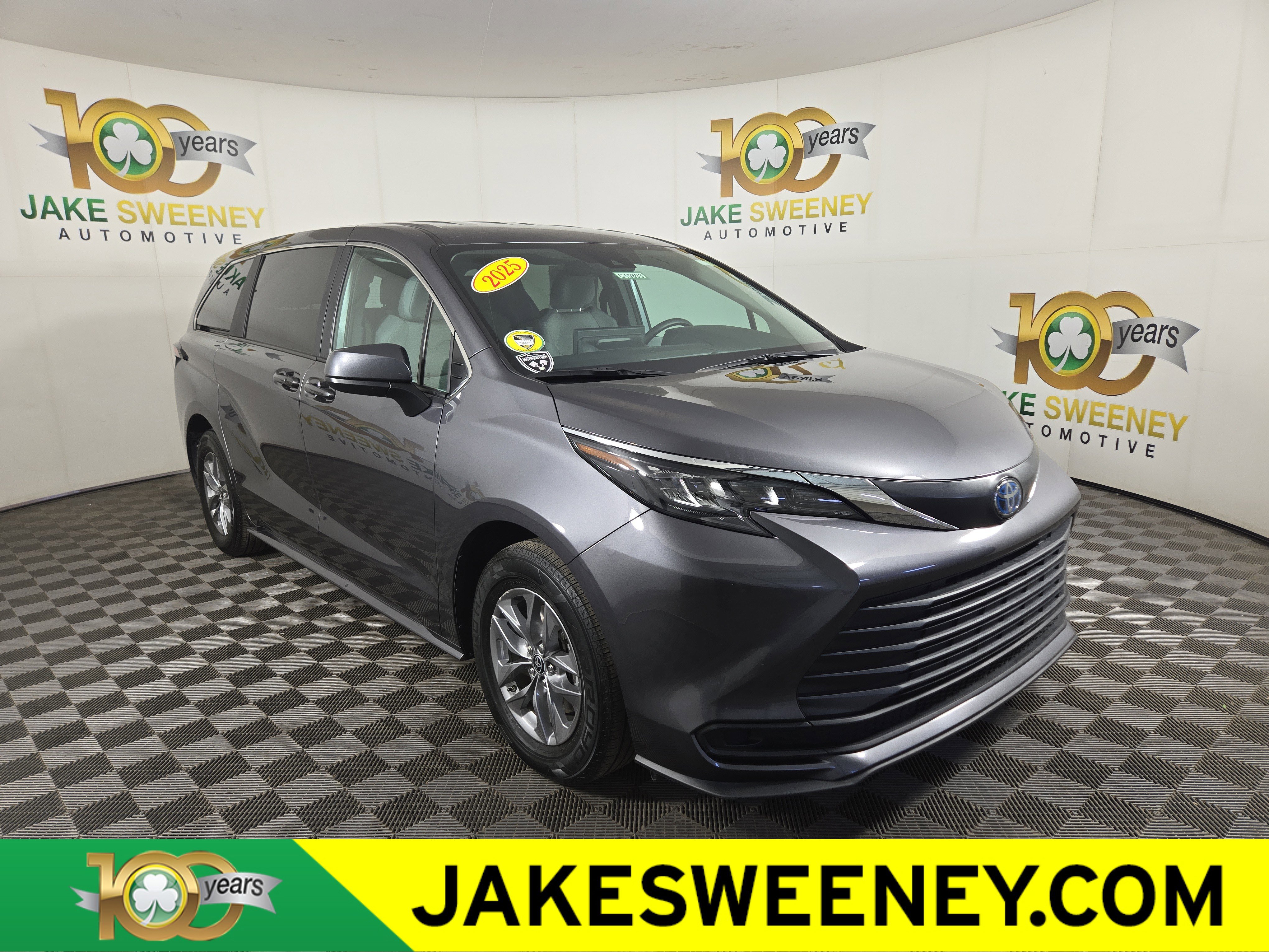 Used 2025 Toyota Sienna LE image 1