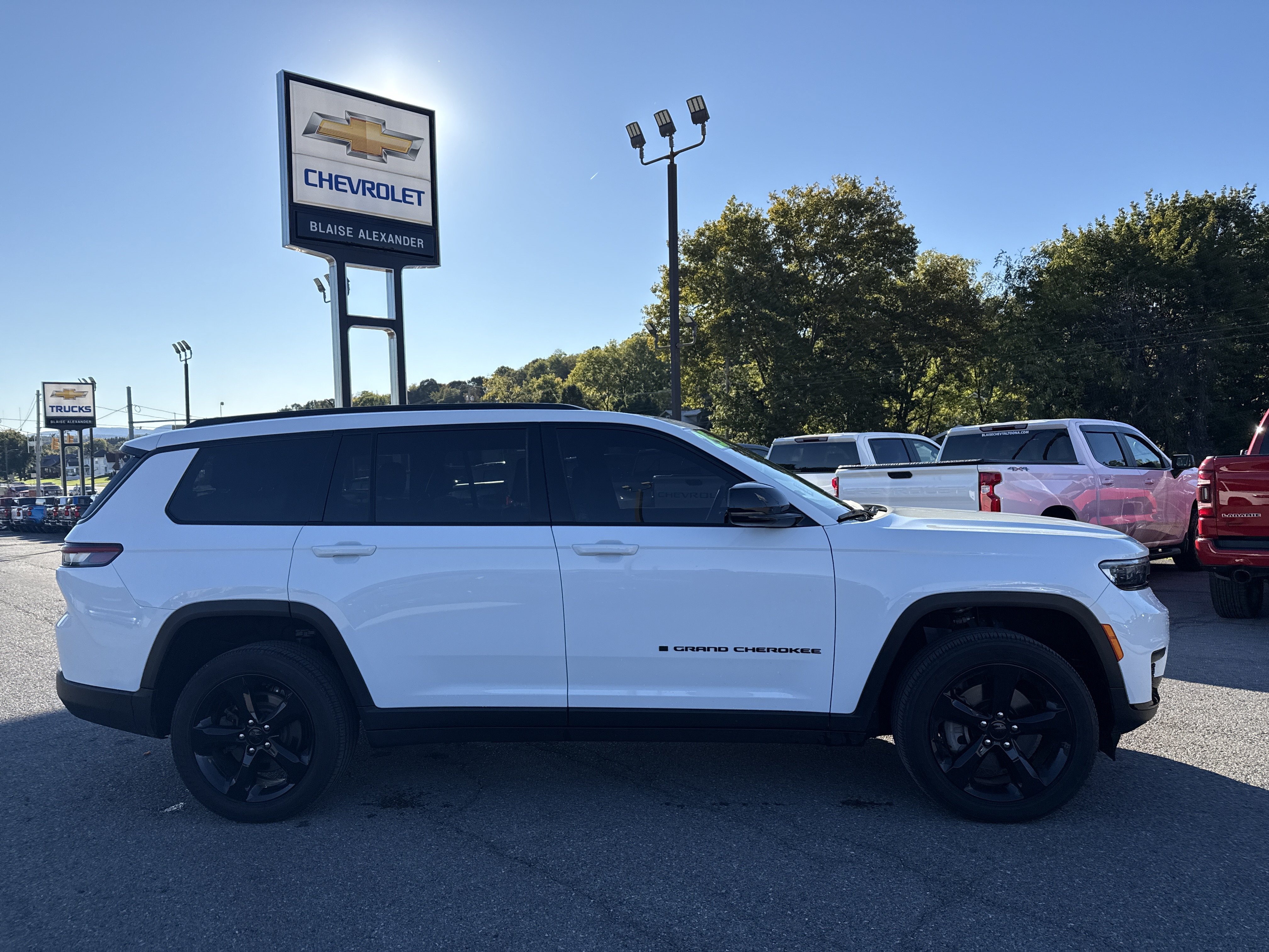 Used 2025 Jeep Grand Cherokee L Altitude AWD/4WD image 2