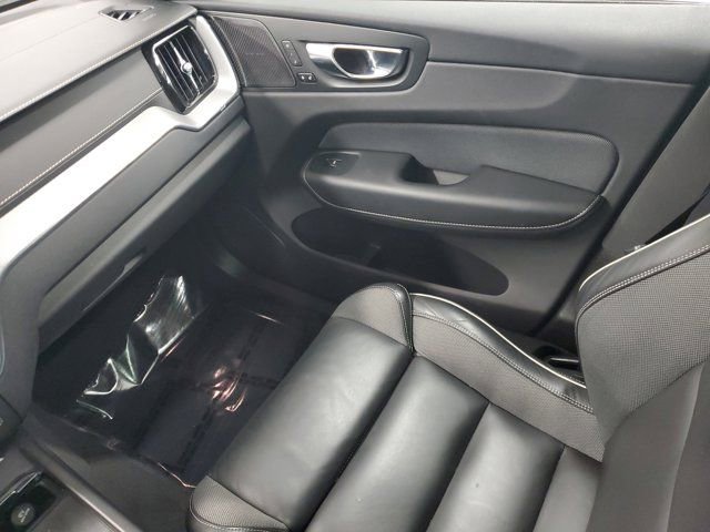 Used 2022 Volvo XC60 B6 R-Design image 11