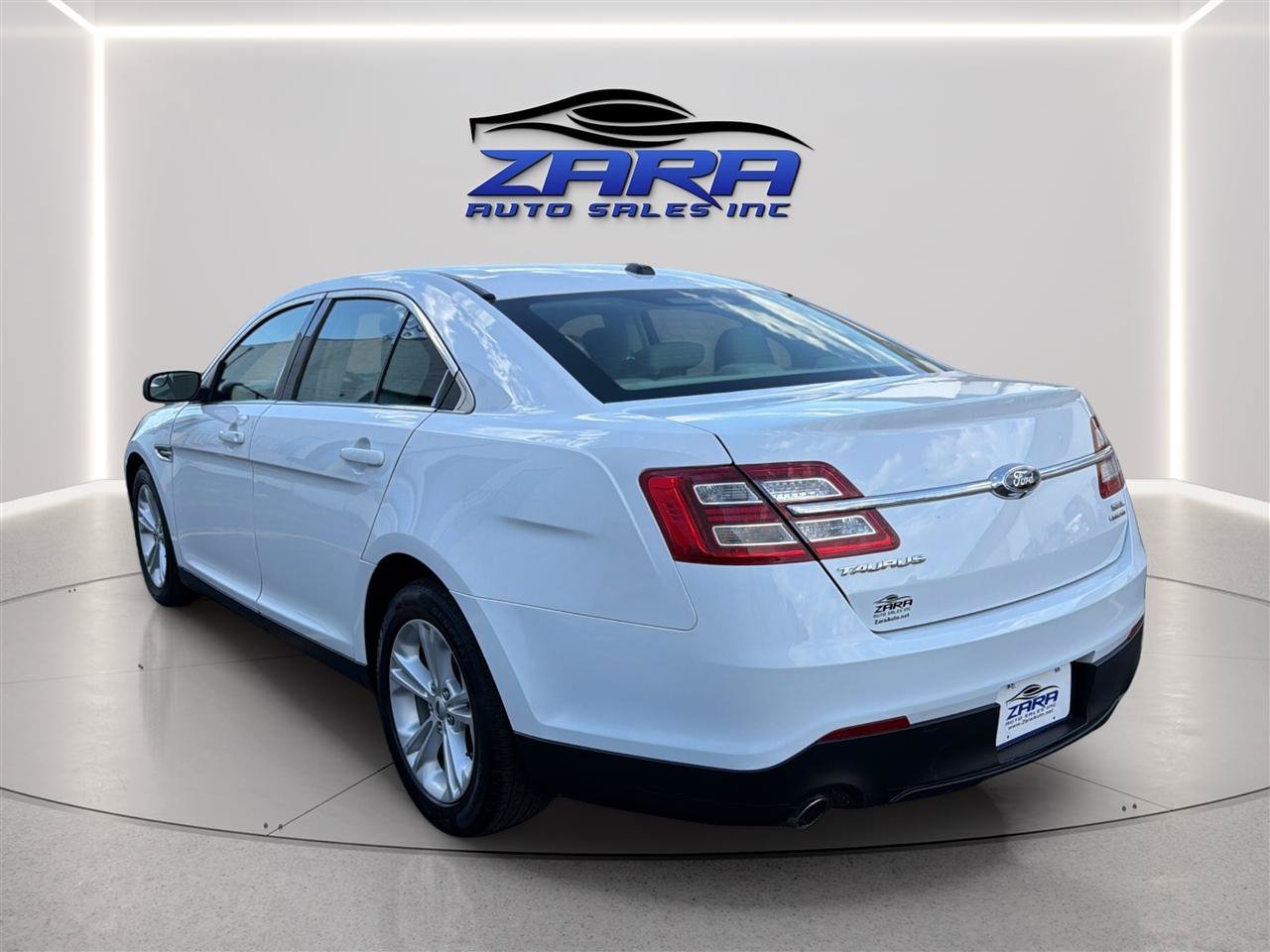 Used 2016 Ford Taurus SE FWD image 5