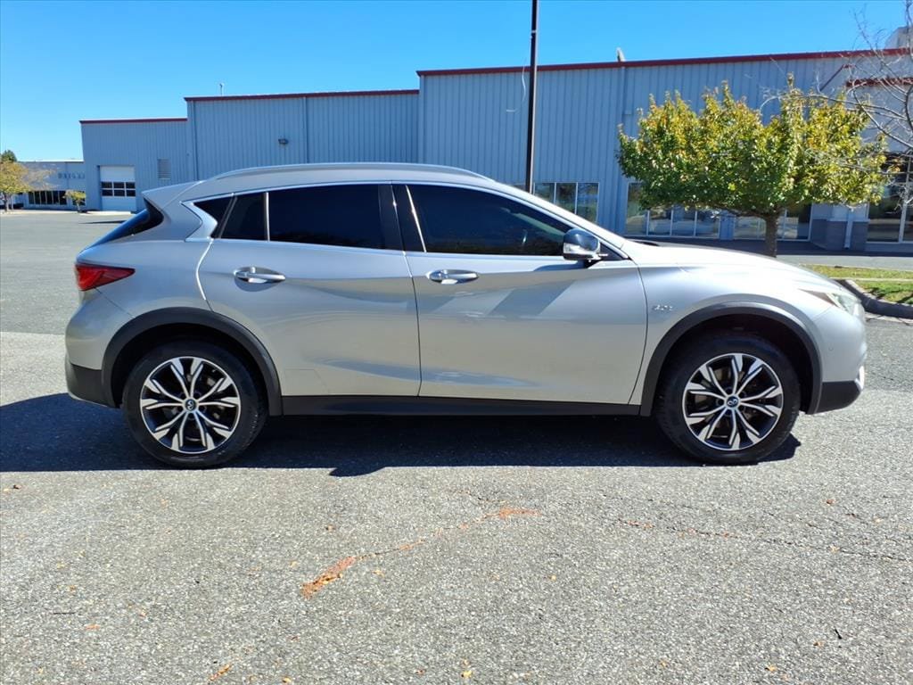 Used 2017 INFINITI QX30 Premium w/ Navigation Package AWD/4WD image 3